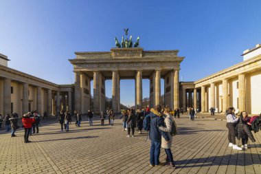 Berlin, Almanya - 9 Şubat 2020: Brandenburg Gates veya Brandenburger Tor yakınlarındaki turistler