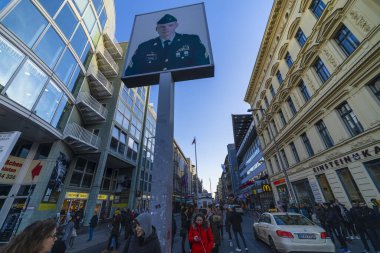 Berlin, Almanya - 9 Şubat 2020: kontrol noktası Charlie. Berlin Duvarı Soğuk Savaş sırasında Doğu Berlin ile Batı Berlin arasındaki geçiş noktası