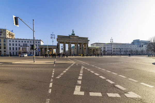ベルリン ドイツ 2020年2月9日 ブランデンブルク門またはブランデンブルク トール付近の観光客 — ストック写真