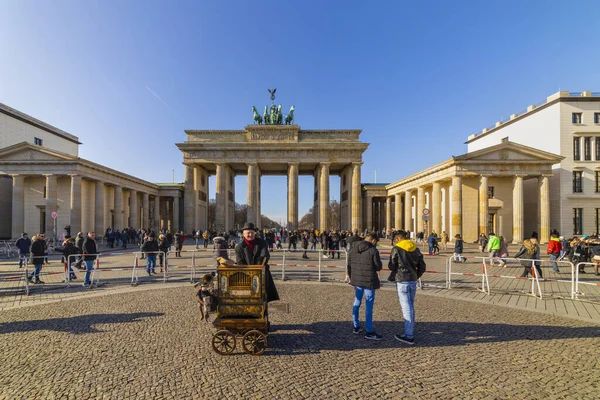Берлін Німеччина Лютого 2020 Туристи Біля Бранденбурзьких Воріт Або Бранденбургер — стокове фото