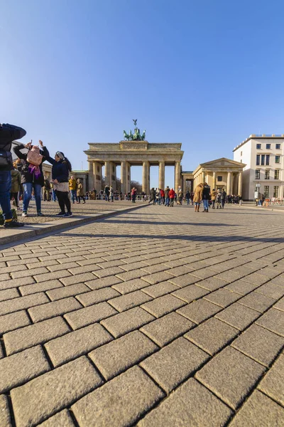 Берлін Німеччина Лютого 2020 Туристи Біля Бранденбурзьких Воріт Або Бранденбургер — стокове фото