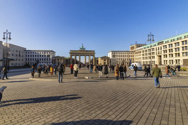 Berlín Alemania Febrero 2020 Turistas Cerca Las Puertas Brandeburgo Brandenburger —  Fotos de Stock