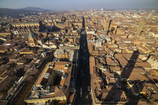 意大利埃米利亚 罗马纳省博洛尼亚的 正当的托里 或两座塔楼的空中城市景观 — 图库照片