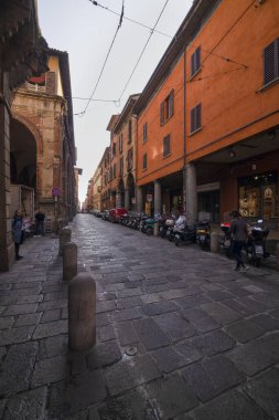 Bolonya / İtalya - 12 Şubat 2020: Cornavirus salgını başlamadan önce İtalya 'nın şaşırtıcı Bologna kentinin görüntüsü.