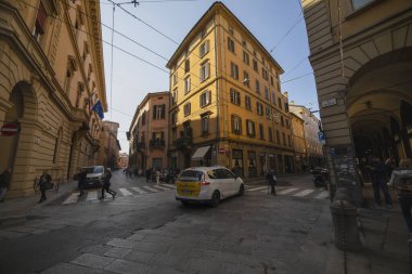 Bolonya / İtalya - 12 Şubat 2020: Cornavirus salgını başlamadan önce İtalya 'nın şaşırtıcı Bologna kentinin görüntüsü.