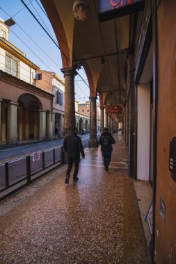 Bolonya / İtalya - 12 Şubat 2020: Cornavirus salgını başlamadan önce İtalya 'nın şaşırtıcı Bologna kentinin görüntüsü.