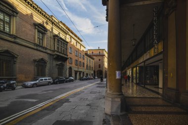 Bolonya / İtalya - 12 Şubat 2020: Cornavirus salgını başlamadan önce İtalya 'nın şaşırtıcı Bologna kentinin görüntüsü.