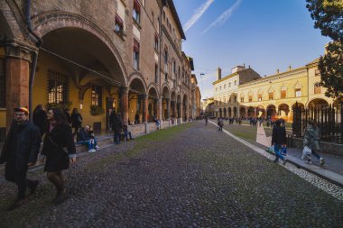 Bolonya / İtalya - 12 Şubat 2020: Cornavirus salgını başlamadan önce İtalya 'nın şaşırtıcı Bologna kentinin görüntüsü.