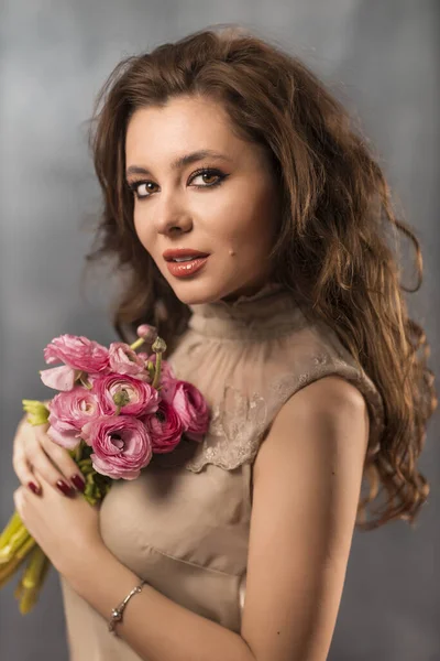 Gri Arka Planda Güzel Profesyonel Makyajlı Çiçekli Genç Bir Kadının — Stok fotoğraf