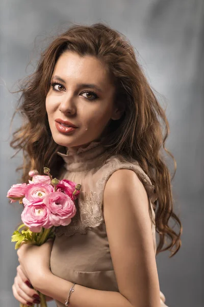 Retrato Jovem Com Bela Maquiagem Profissional Flor Fundo Cinza — Fotografia de Stock