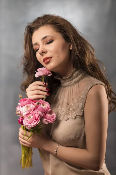 Retrato Jovem Com Bela Maquiagem Profissional Flor Fundo Cinza — Fotografia de Stock