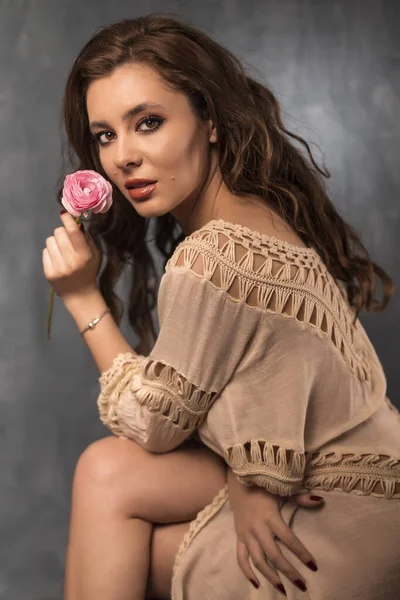 Retrato Jovem Com Bela Maquiagem Profissional Flor Fundo Cinza — Fotografia de Stock