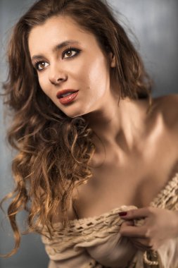 Güzel beyaz kadın portresi, gri arka planda eski moda kadınlar..