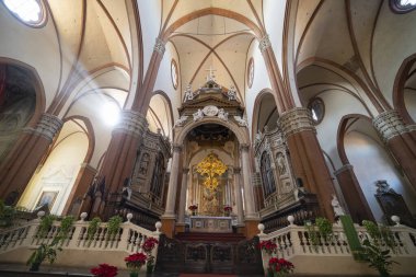 BOLOGNA, İtalya - Şubat 2020: San Petronio Bazilikası, İtalya 'nın Bologna kentindeki ana kilise