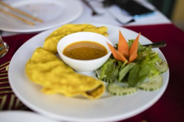 Bir tabak leziz Vietnam gözlemesi ve içinde Vietnam 'ın en sevdiği sebzeler var. Fesleğen yaprakları..