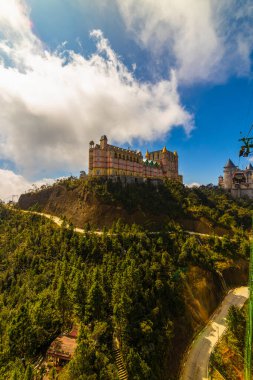 Da Nang, Vietnam - 16 Ocak 2020: Ba Na Hills Dağ Tatil Köyü 'ne giden kablo araba, eğlence, eğlence, eğlence ve restoranlarla dolu turistik kompleks