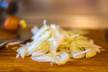 Tahta bir masada çiğ soğan.