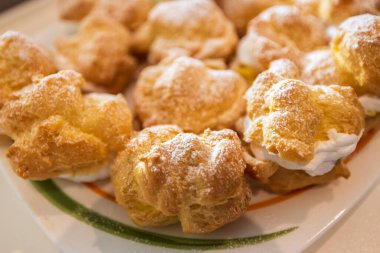 Choux kreması ya da taze tepside kremalı pasta.