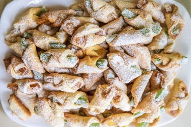 Cüce. Reçelle doldurulmuş küçük bir kruvasan olan geleneksel Romanya tatlısı veya kremalı şeker serpiştirilmiş Türk lezzeti