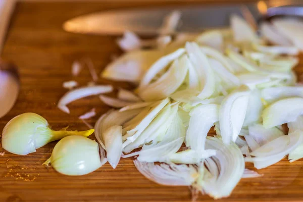 Bawang Cincang Mentah Atas Meja Kayu — Stok Foto