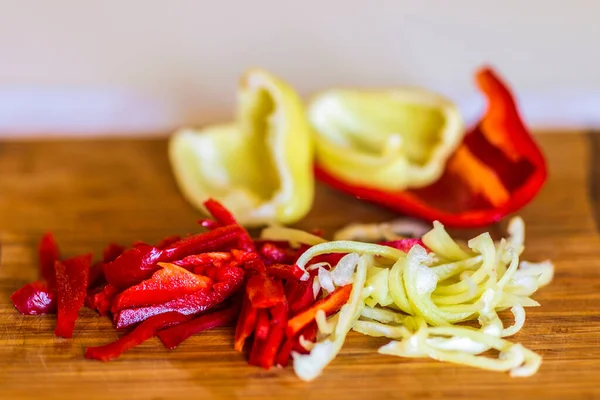 Rote Und Gelbe Paprika Auf Einem Holzschneidebrett Scheiben Schneiden Biolebensmittel — Stockfoto