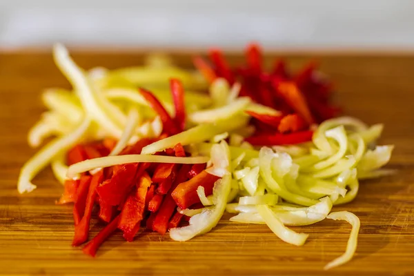 Pimientos Rojos Amarillos Rodajas Una Tabla Cortar Madera Comida Ecológica —  Fotos de Stock