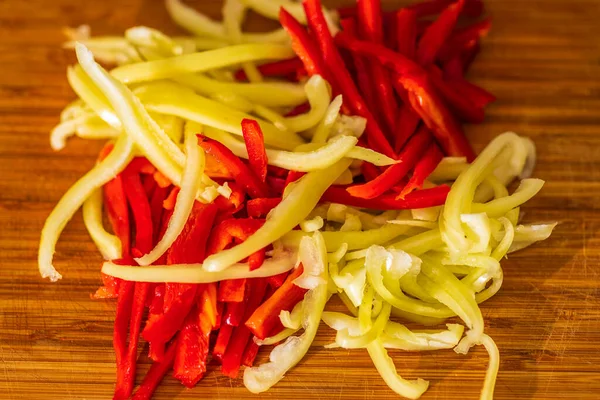 Rote Und Gelbe Paprika Auf Einem Holzschneidebrett Scheiben Schneiden Biolebensmittel — Stockfoto