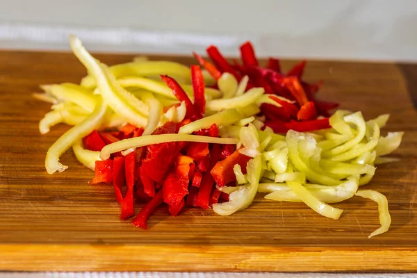 Pimientos Rojos Amarillos Rodajas Una Tabla Cortar Madera Comida Ecológica —  Fotos de Stock