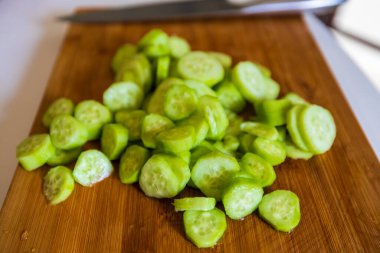 Salatalıklı tepsi açık büfeye kesilmiş.