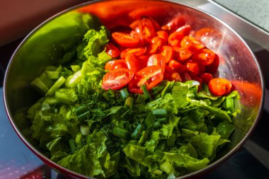 Domatesli yeşil salata ve taze sebze.