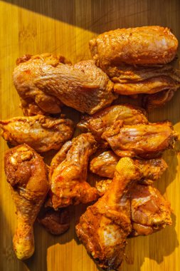 Tahtadaki çiğ tavuk eti ızgaraya hazır..