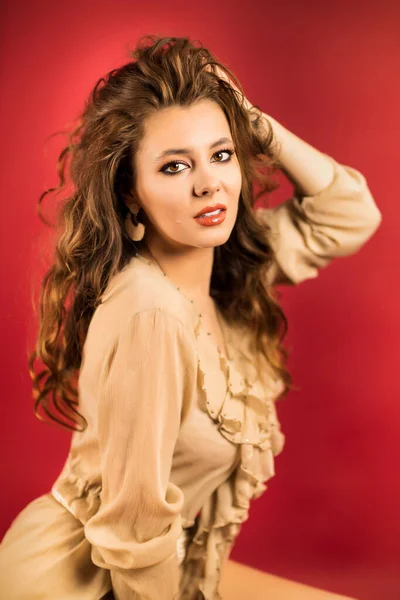 Portrait Beautiful Caucasian Woman Retro Fashion Women Red Background — Stock Photo, Image