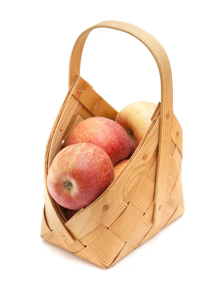 Красные яблоки в корзине из березы — стоковое фото