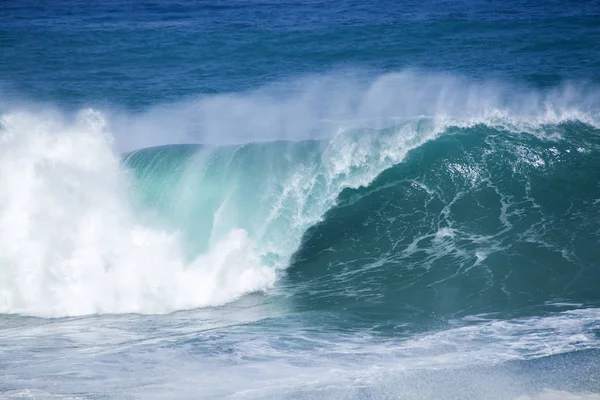 Ocean wave breaking — стоковое фото