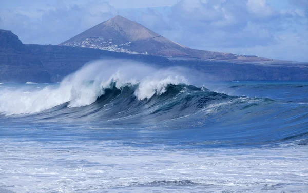 Ocean wave breaking — стоковое фото