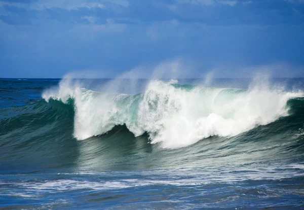 Ocean wave breaking — стоковое фото
