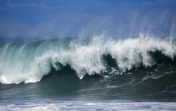 Ocean wave breaking — стоковое фото