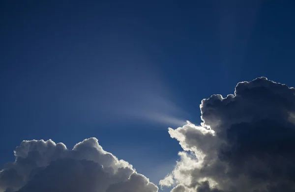 Sol atrás de nuvens cumulus — Fotografia de Stock
