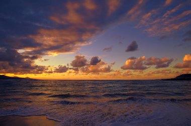 Las Canteras üzerinde renkli günbatımı