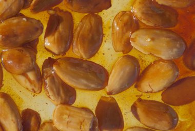 Brown nougat or nougatine