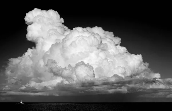 Bella nube cumulus sopra l'oceano — Foto Stock