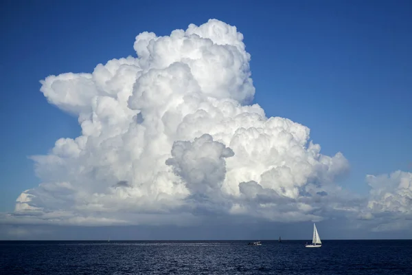 Krásný kupovité mraky nad oceán — Stock fotografie