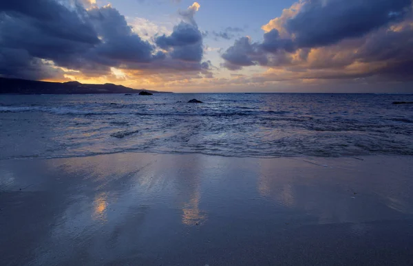 Pôr do sol colorido sobre Las Canteras — Fotografia de Stock