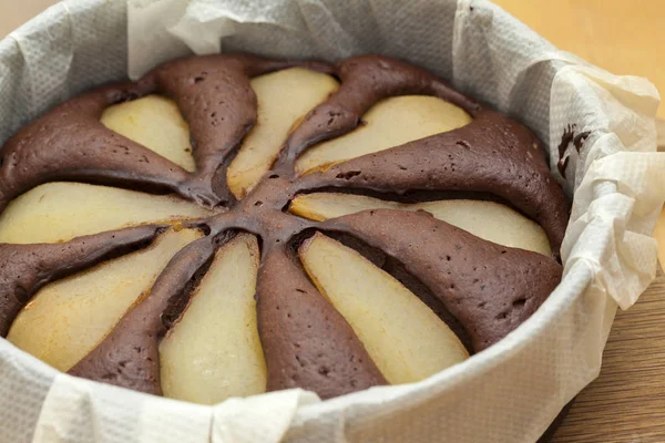 Свежеприготовленные груши и шоколадный торт — стоковое фото