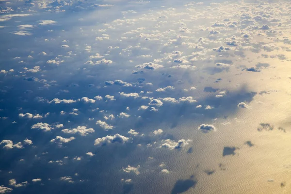 Farklı bulutlar altında bir uçaktan görüntüleme — Stok fotoğraf