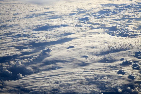 Verschillende wolken hieronder bekijken vanuit een vliegtuig — Stockfoto