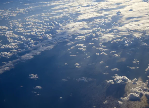 Verschillende wolken hieronder bekijken vanuit een vliegtuig — Stockfoto