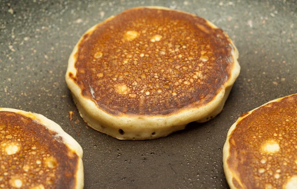 Dicke Pfannkuchen zubereiten — Stockfoto