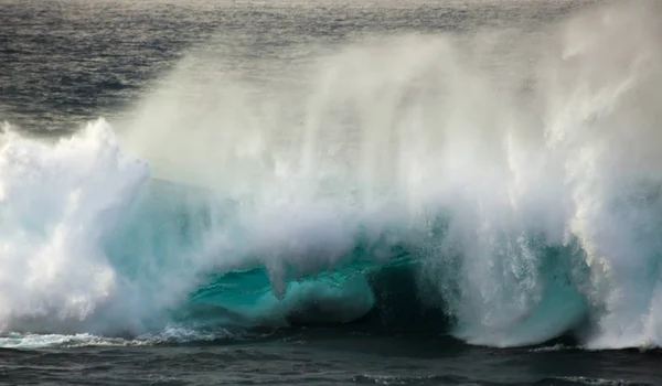 Poderoso océano rompiendo olas — Foto de Stock