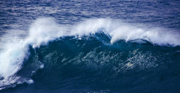 Powerful ocean wave breaking — Stock Photo, Image